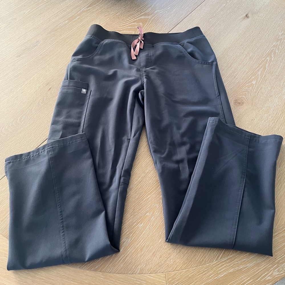 FIGS cargo scrub pant